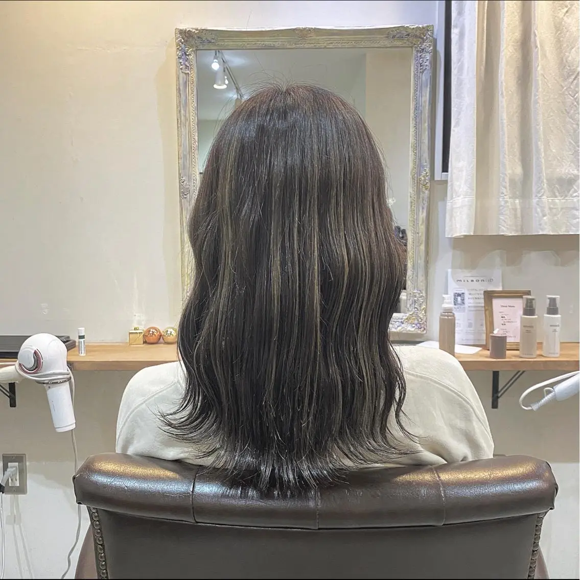 セミロング カラー ハイライトカラー ハイライト 切りっぱなしボブ 👩🏼ミニボブのヘアスタイル