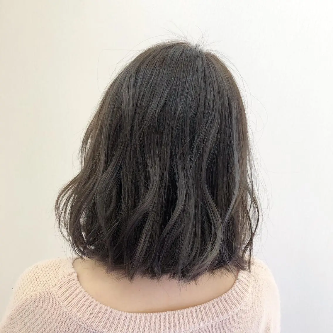 ミディアム カラー ハイライトカラー シルバー ハイライト 白井 つづりのヘアスタイル