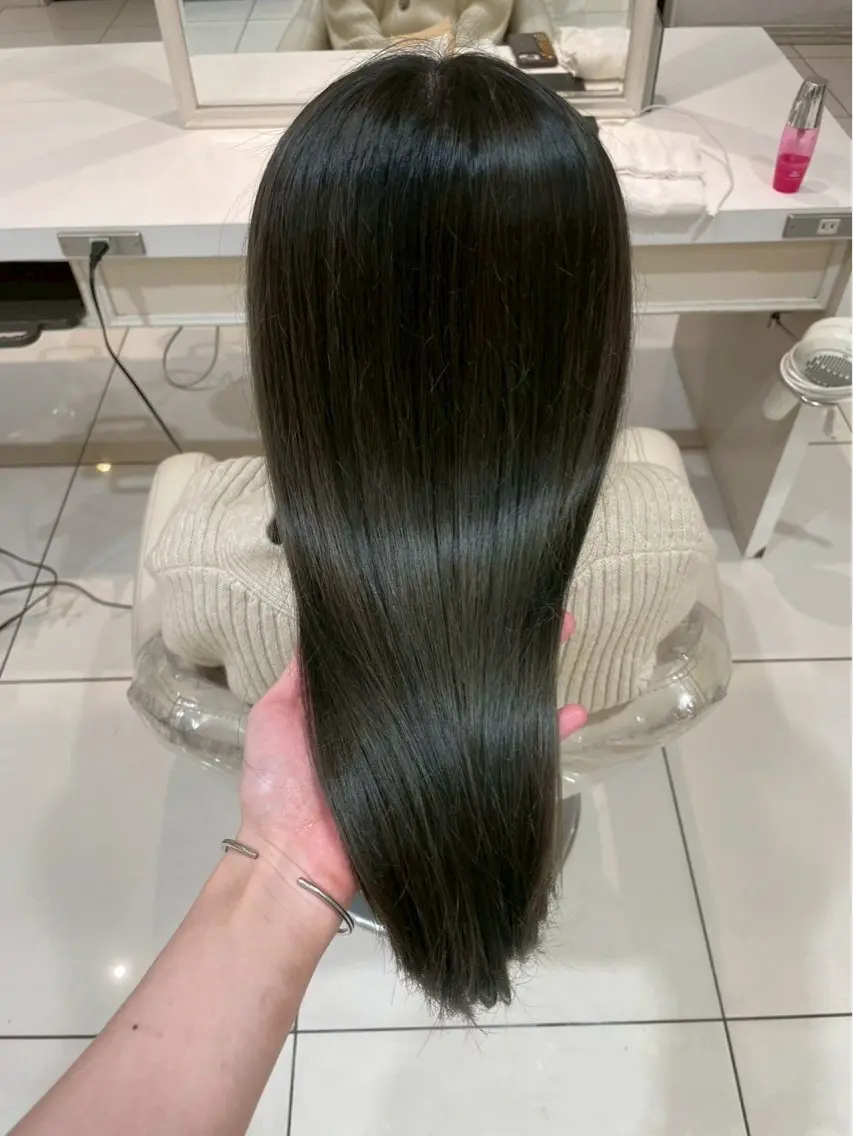 カラー ブリーチ ダブルカラー イルミナカラー ブリーチなしカラー ヘアカラー 鈴木 樹奈のヘアスタイル