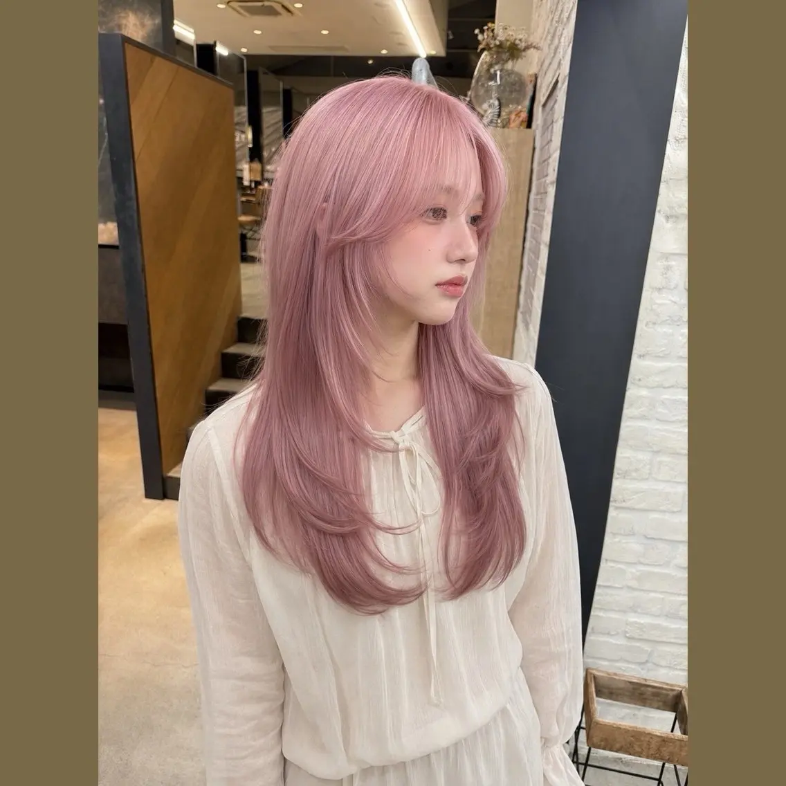 ミディアム カラー ベージュカラー 透明感カラー 顔まわりレイヤー 顔周りカット 韓国風ヘア 韓国レイヤー/モテ髪 アベマ/マエダジュンのヘアスタイル