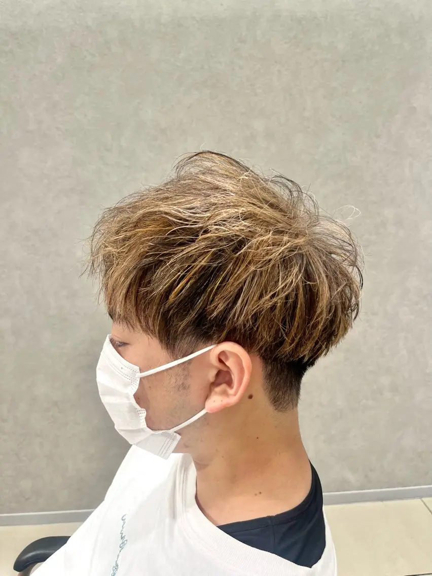 カラー パーマ メンズ メンズハイライト ベージュカラー 透明感カラー ハイライトカラー 巖本 真希のヘアスタイル