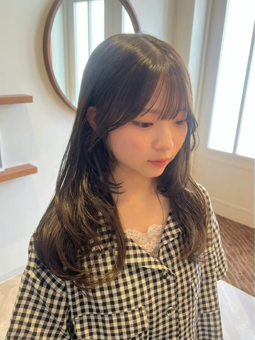 セミロング カラー 顔周りカット GOODDAY ヘアサロンのヘアスタイル