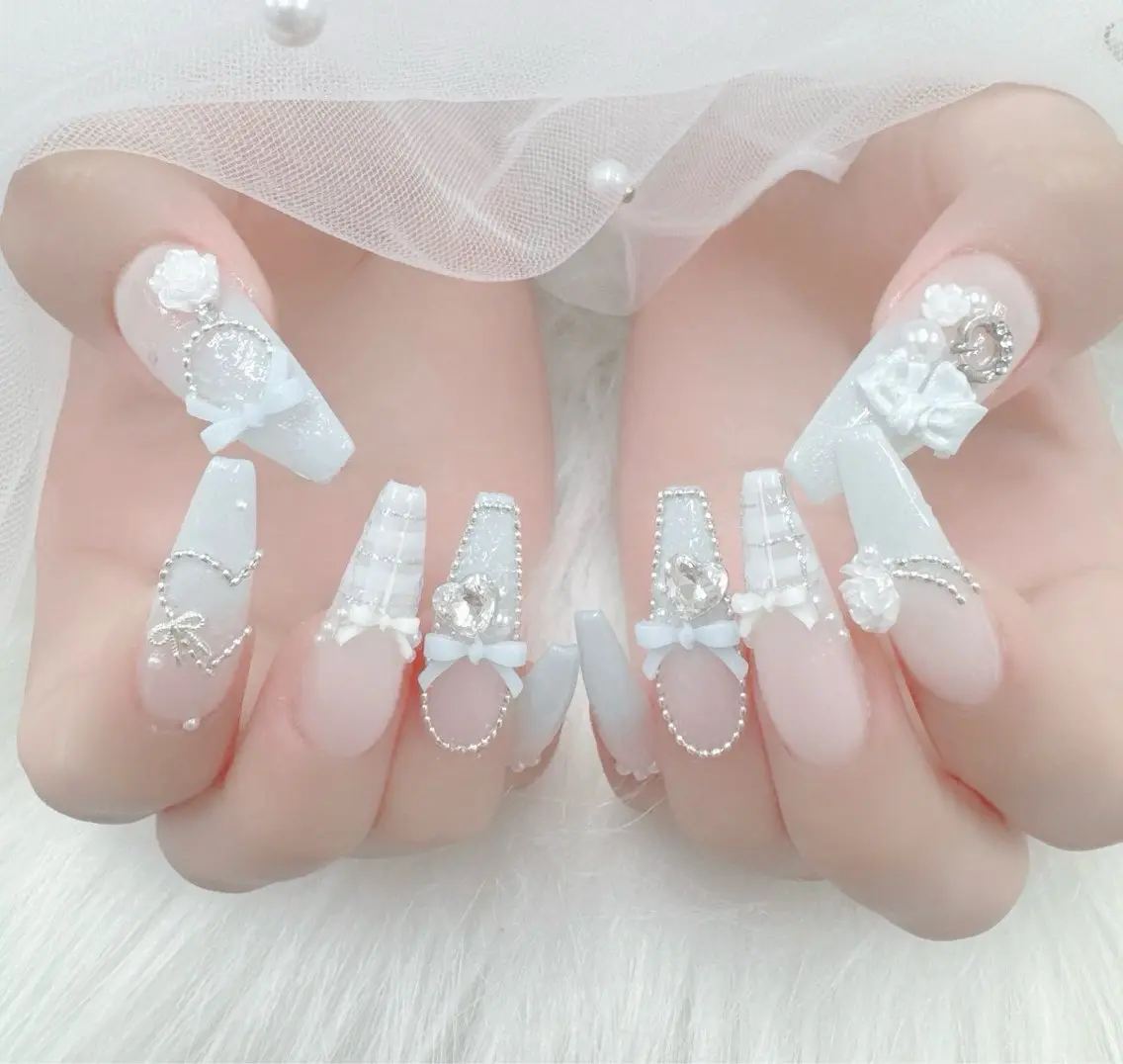 ネイル アートネイル オーロラネイル ボルドー チークネイル フレンチネイル ハンドネイル Sakura Nail Salonのネイルデザイン