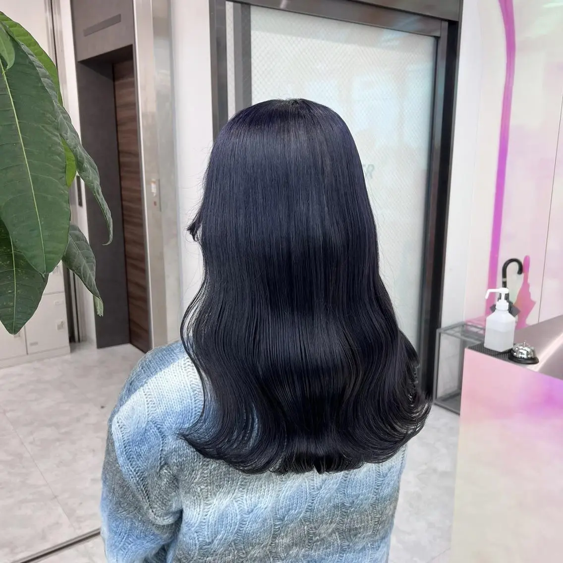セミロング ヘアカラー トリートメント 🤍ハイトーン寒色 🤍MADOKAのヘアスタイル