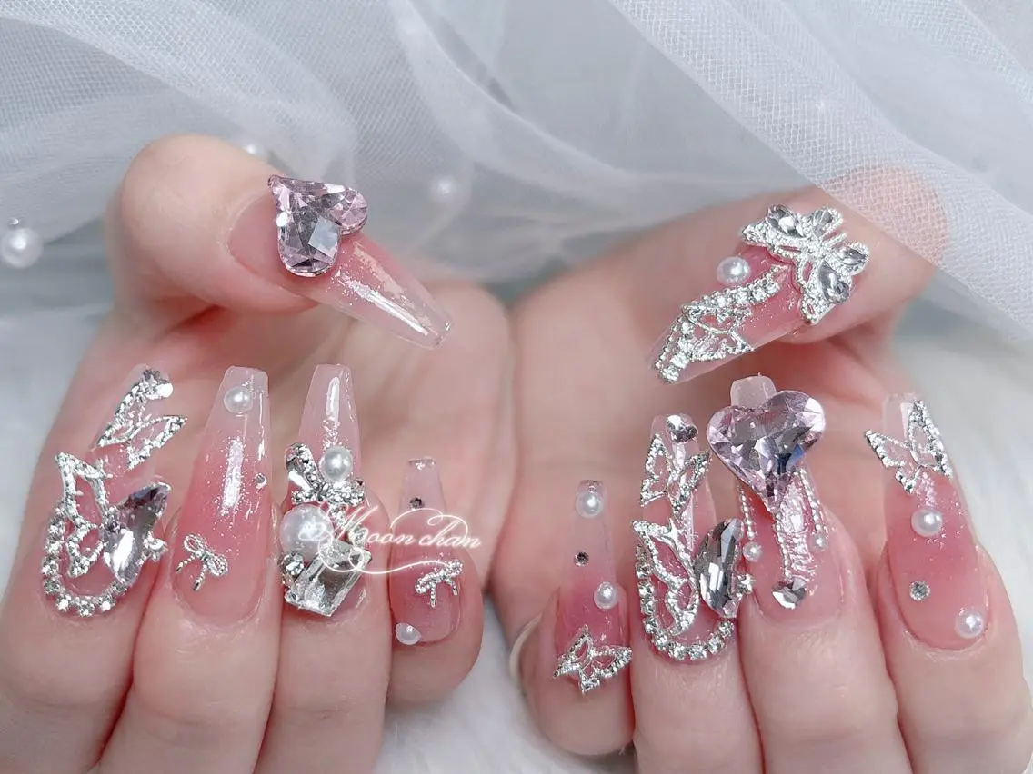 ネイル 長さ出し キラキラネイル 韓国ネイル ロングネイル マグネットネイル ハンドネイル ハンドケア MUNI🎀 NAIL のネイルデザイン