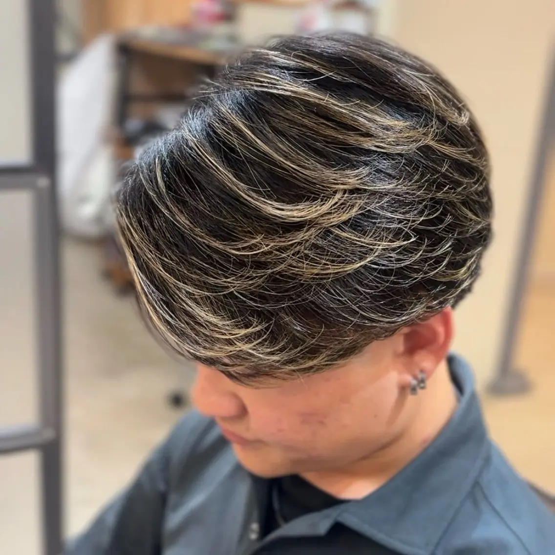 ショート カラー メンズ センターパート メンズハイライト メンズメッシュ ハイライトカラー メッシュ ユウリ YURIのヘアスタイル