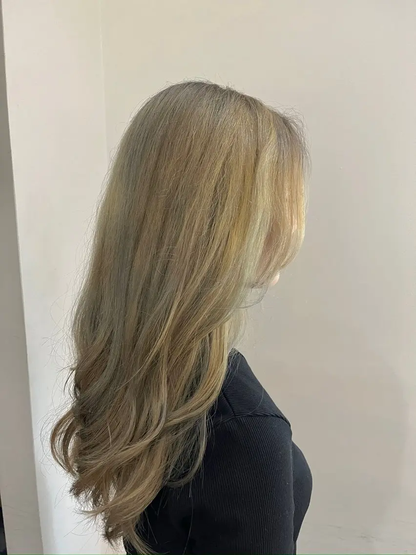 ロング カラー ベージュカラー ブリーチ 透明感カラー グレージュ レイヤーカット 中居 蒼士のヘアスタイル