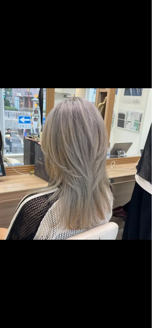 セミロング カラー ブリーチ ハイトーンカラー ウルフカット カット ヘアカラー トリートメント 藤原 亜美🤍のヘアスタイル