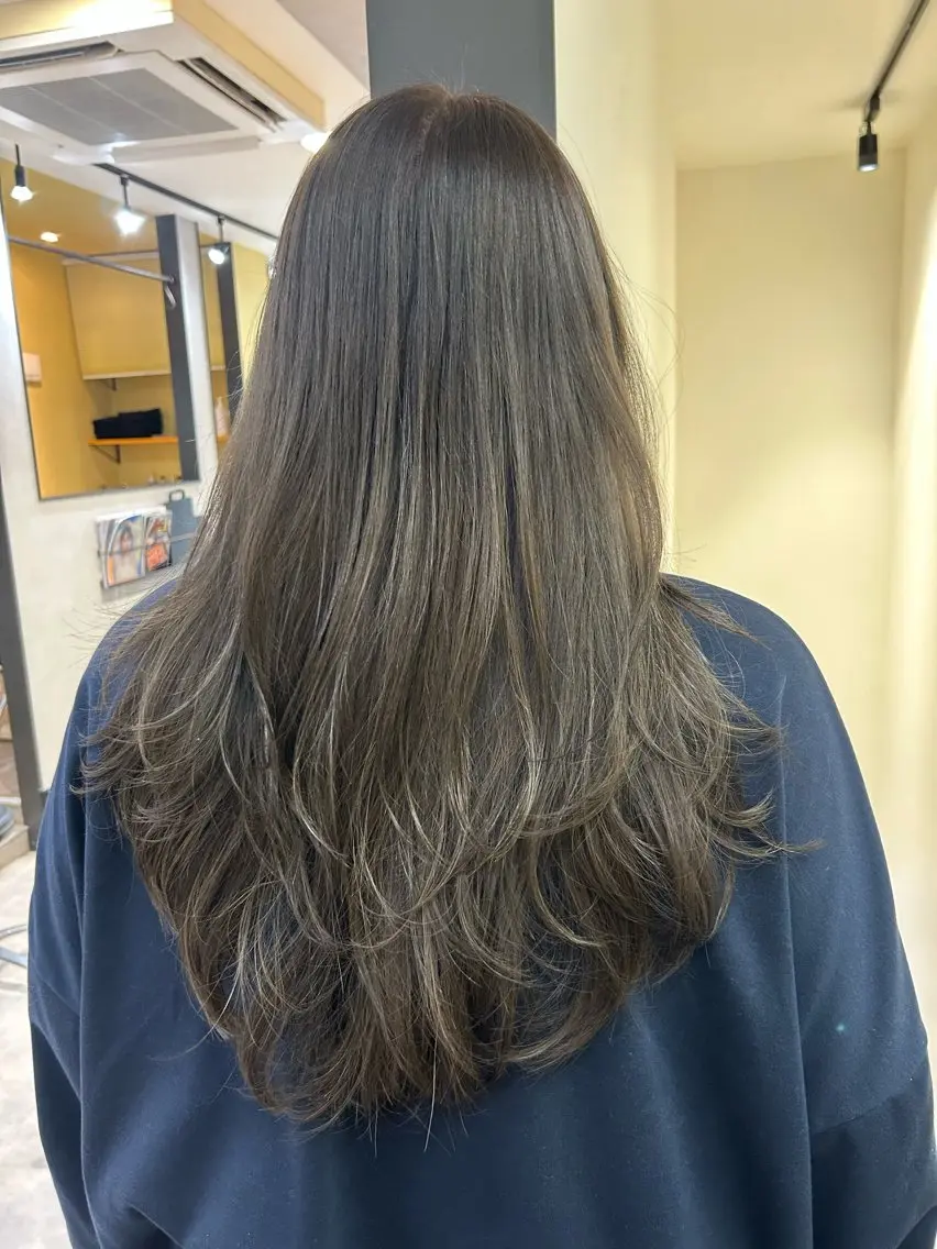 ロング カラー アッシュ 透明感カラー ハイライトカラー オリーブアッシュ ハイライト カット ヘアカラー トリートメント hubhair レイヤー/透明感のヘアスタイル