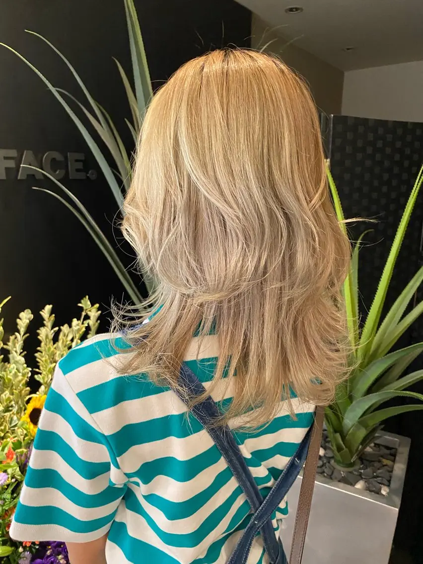 ミディアム カラー アッシュ アッシュグレー ベージュカラー ブリーチ ブロンド 【きらめき屋さん🎀 ハイトーン大和🎀】のヘアスタイル