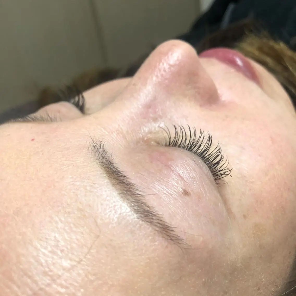 マツエク・マツパ レイヤーカット✖️ 柔らかベージュカラーのヘアスタイル