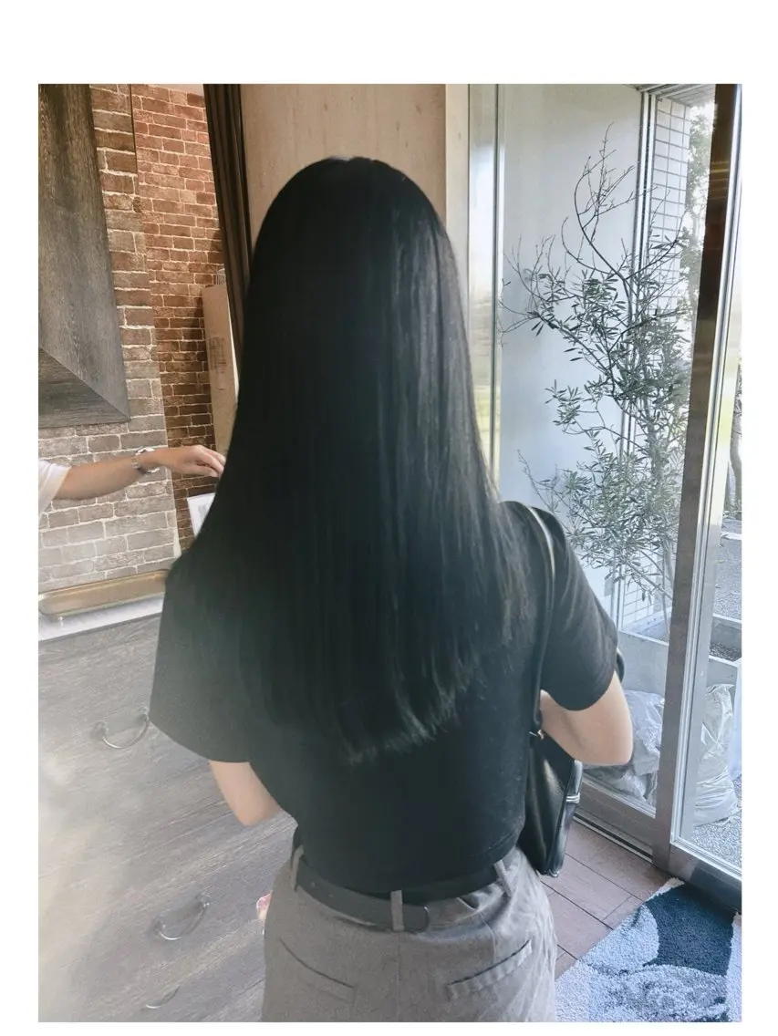 カラー 黒髪 ブルーカラー yui nishiwakiのヘアスタイル