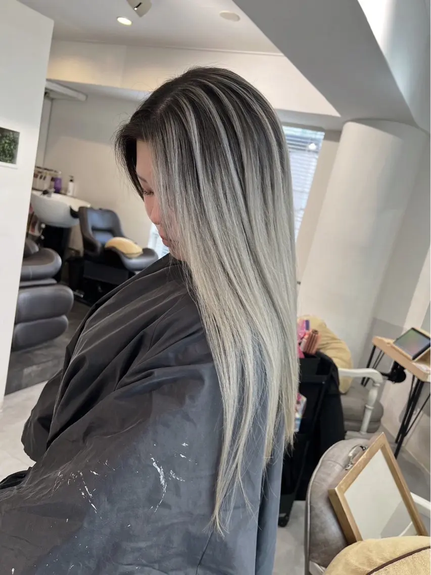 ロング カラー バレイヤージュ シルバー ホワイトシルバー レイヤーカット ヘアカラー トリートメント 指名数No.1 /NAOYAのヘアスタイル