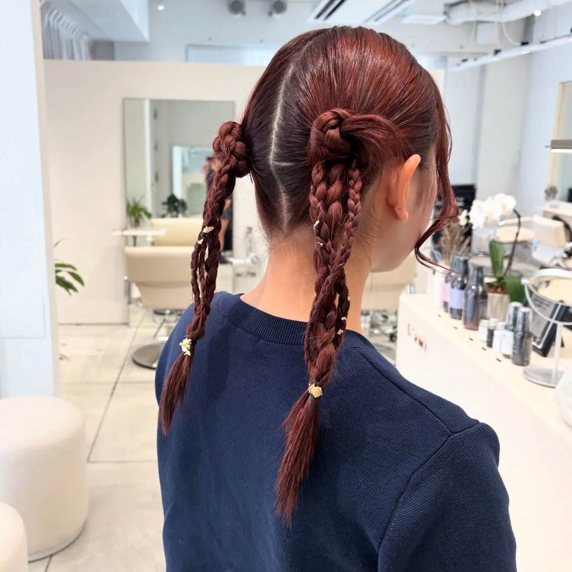 セミロング ヘアアレンジ お団子ヘア 結婚式・ブライダル 三つ編み ヘアセット カジュアルを女っぽく 𝗮𝘆𝗮𝗰𝗼のヘアスタイル