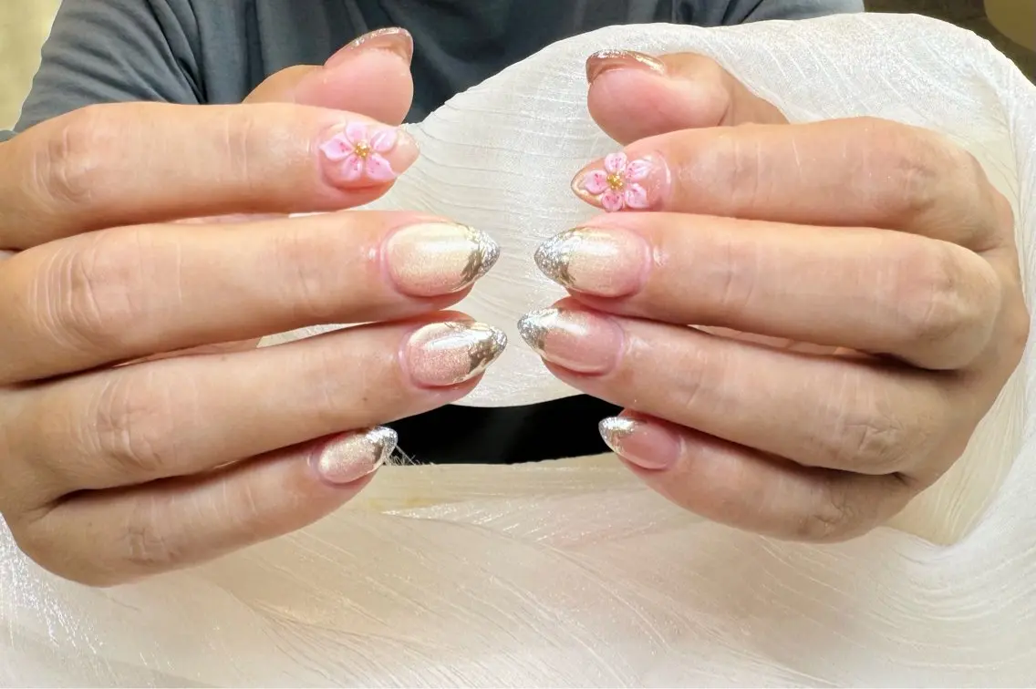 ネイル アートネイル フラワーネイル フレンチネイル ゴールド キラキラネイル Mienail 自宅サロンのネイルデザイン