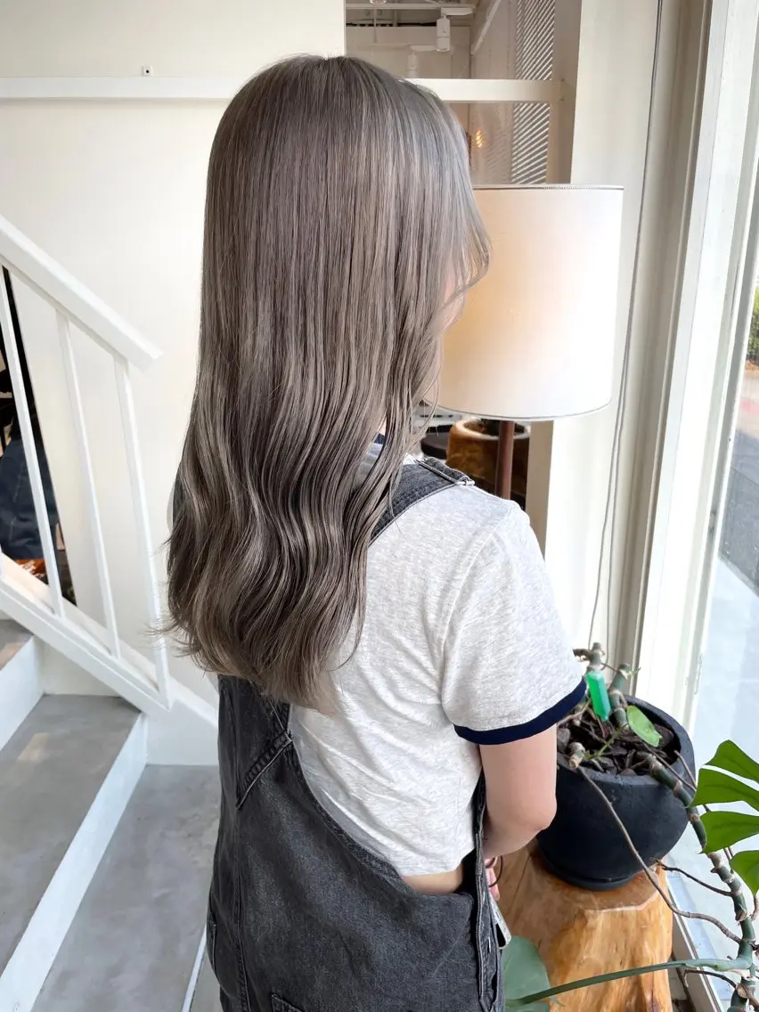 ロング カラー ヘアカラー 林 千聖のヘアスタイル