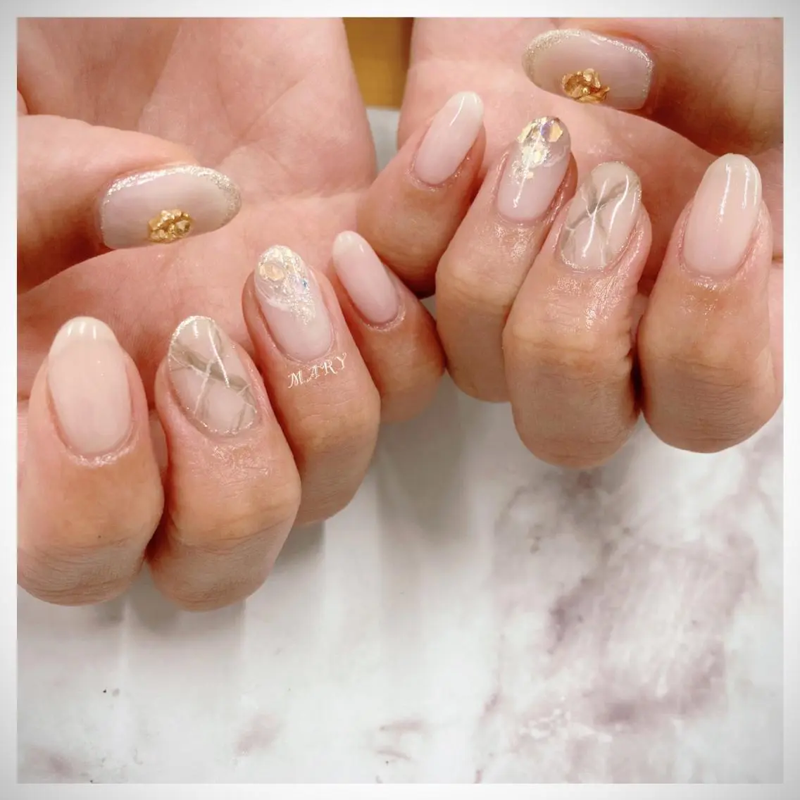 ネイル キラキラネイル 大理石ネイル(マーブル) ニュアンスネイル ワンカラーネイル ホワイト ハンドネイル Mary nail .narumiのネイルデザイン