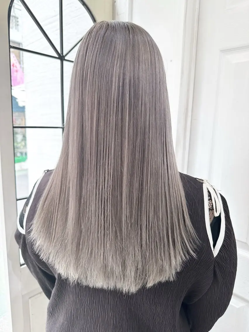 ロング カラー ブリーチ グレージュ シルバー 中目黒✂︎店長✂︎ TOMOHIROのヘアスタイル