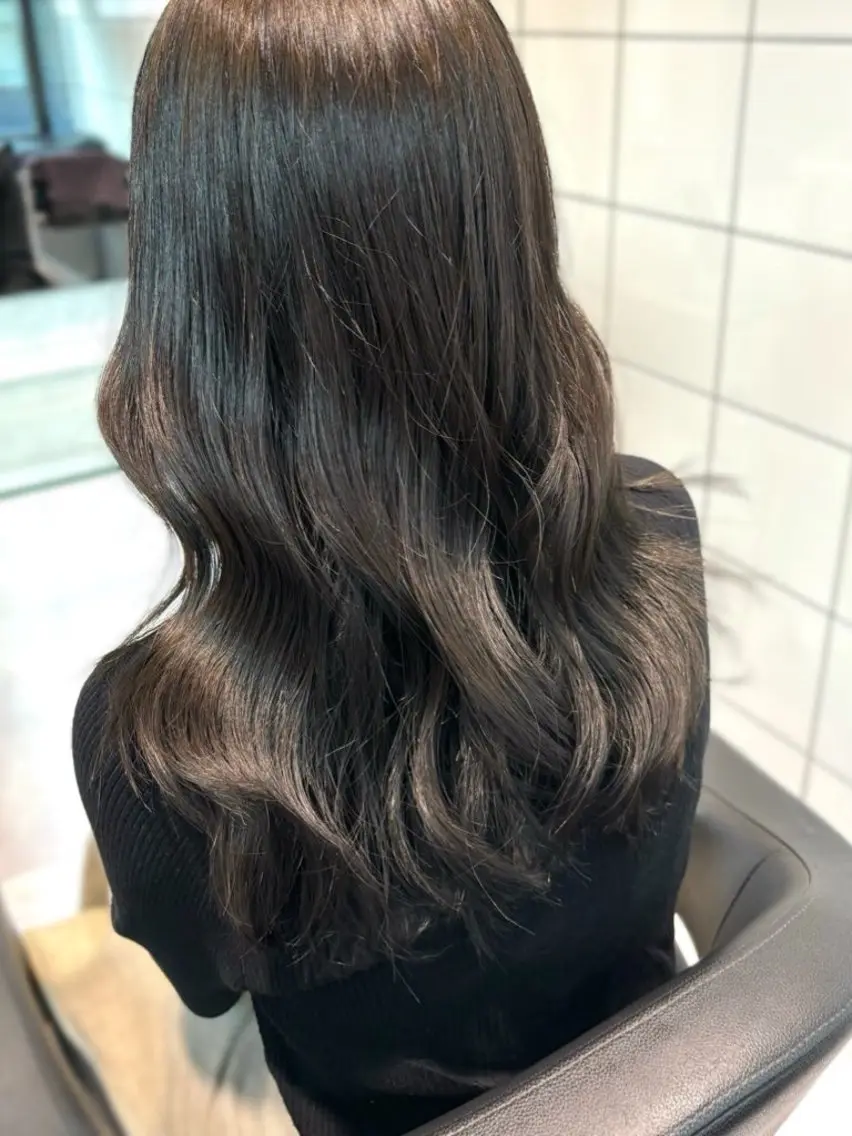 ロング カラー ブリーチ ダブルカラー グレージュ ブリーチなしカラー オリーブグレージュ 表参道♡暗髪♡ 艶カラー♡アユミのヘアスタイル