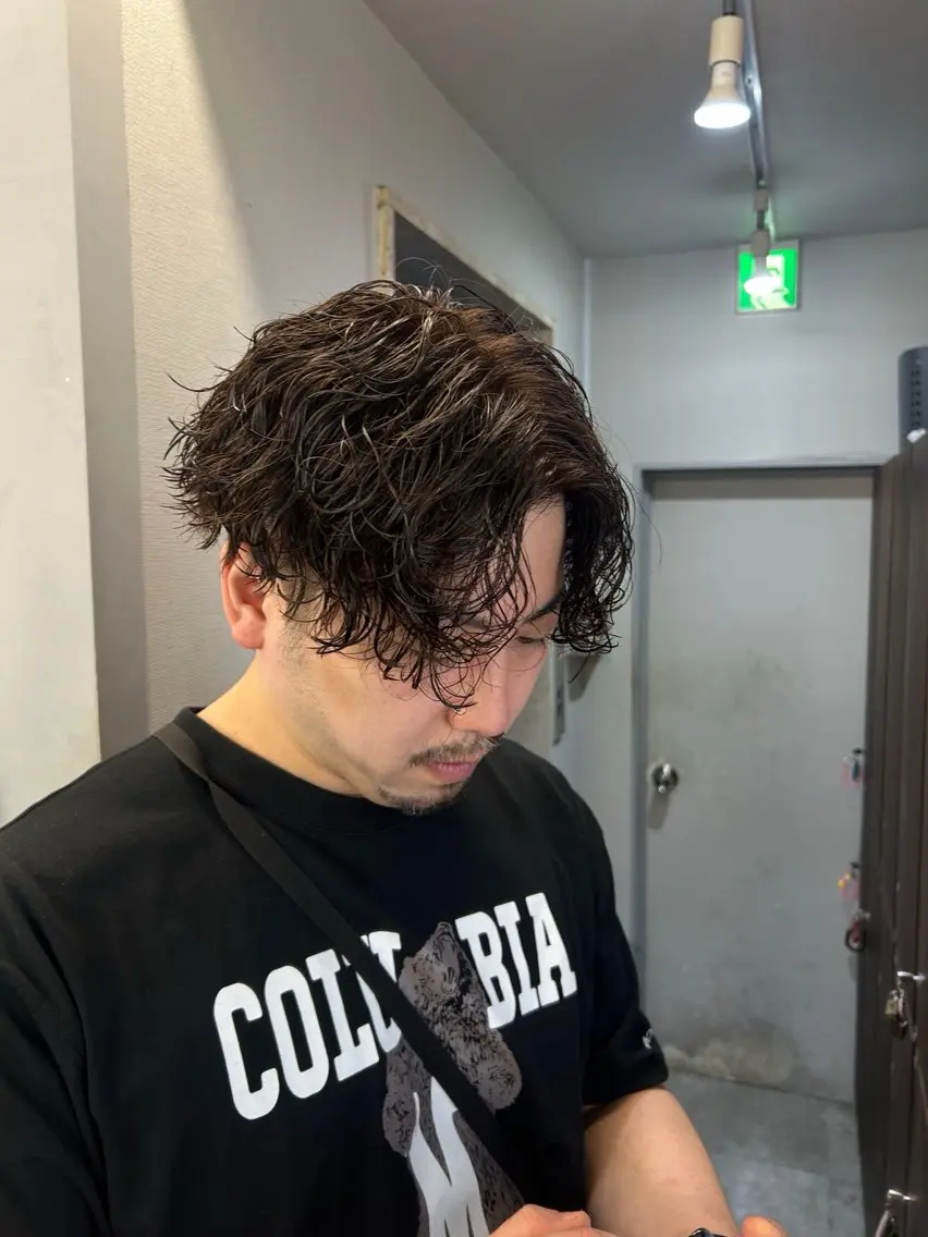 パーマ メンズ メンズバレイヤージュ メンズブリーチ メンズハイライト メンズインナーカラー メンズパーマ ナチュラルレイヤー/ ボブパーマ/カネコのヘアスタイル