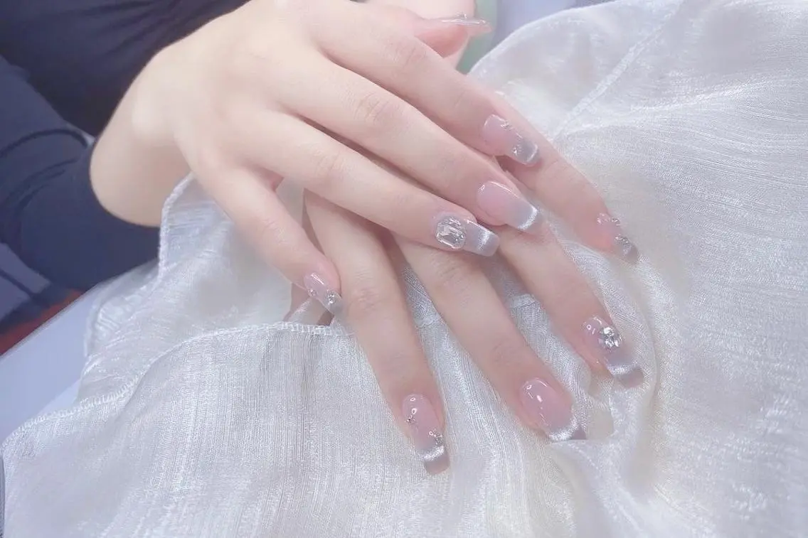セミロング ハンドネイル 💅 リリアのネイルデザイン