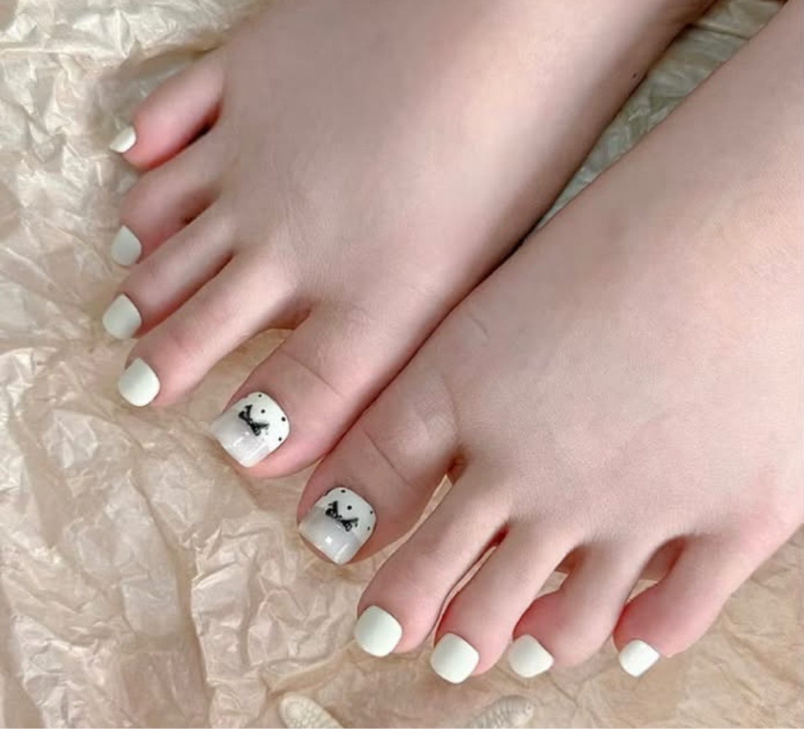 ネイル フットネイル 🎀PG🩵 ネイルサロンのネイルデザイン