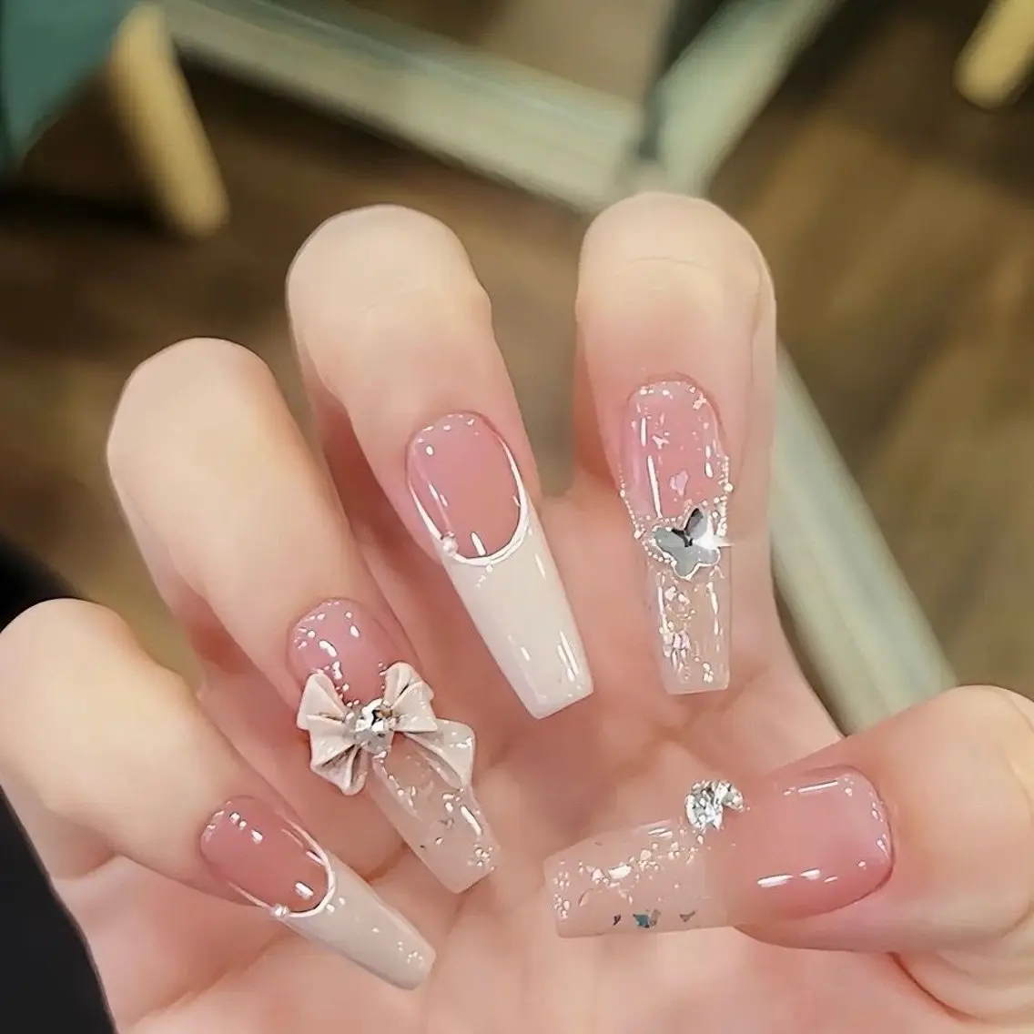 ネイル フレンチネイル ジェルネイル キラキラネイル 韓国ネイル ロングネイル ハンドネイル Blingg NailStudioのネイルデザイン