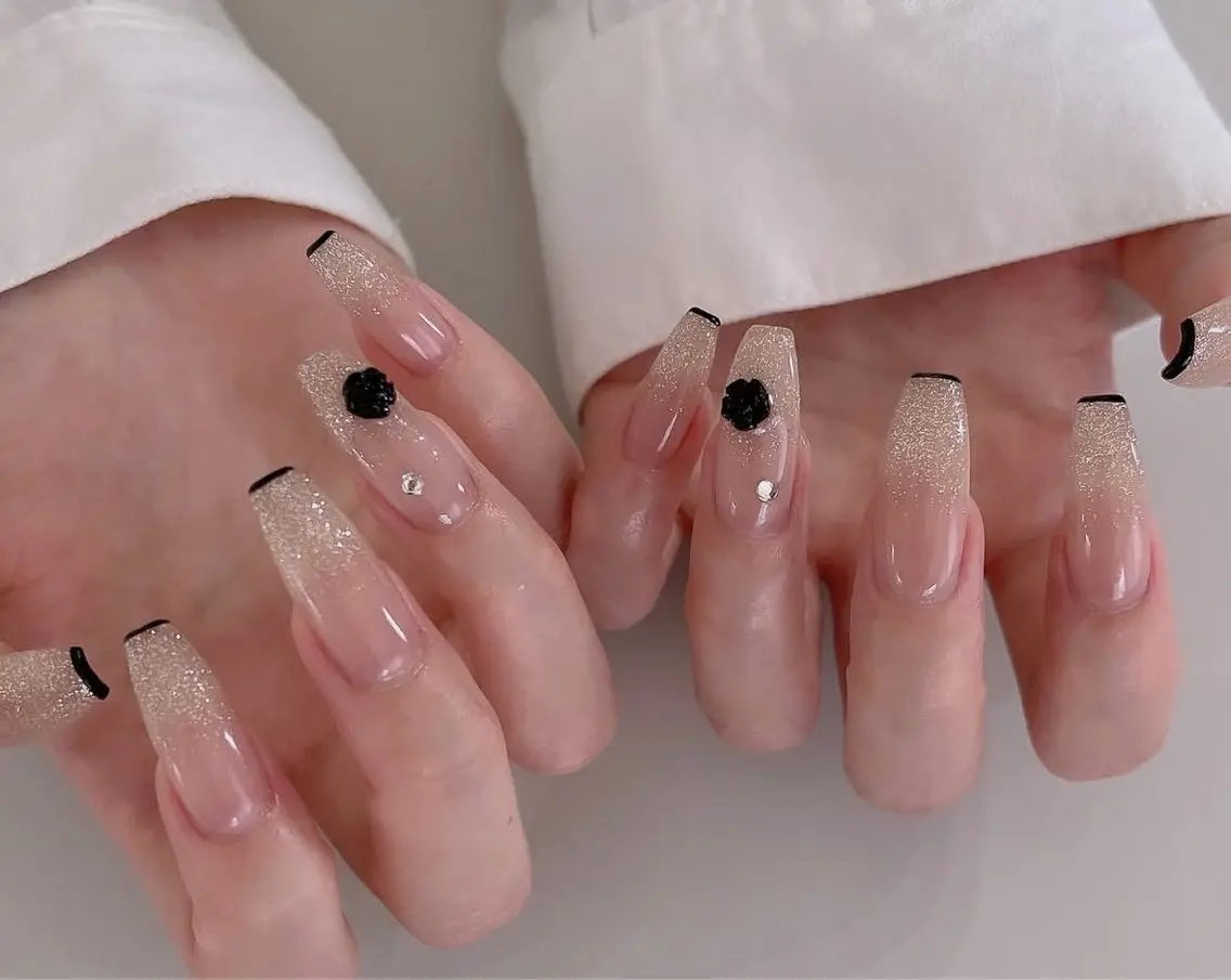ネイル フレンチネイル ジェルネイル ガラスフレンチ キラキラネイル マグネットネイル ハンドネイル Queeens nailのネイルデザイン