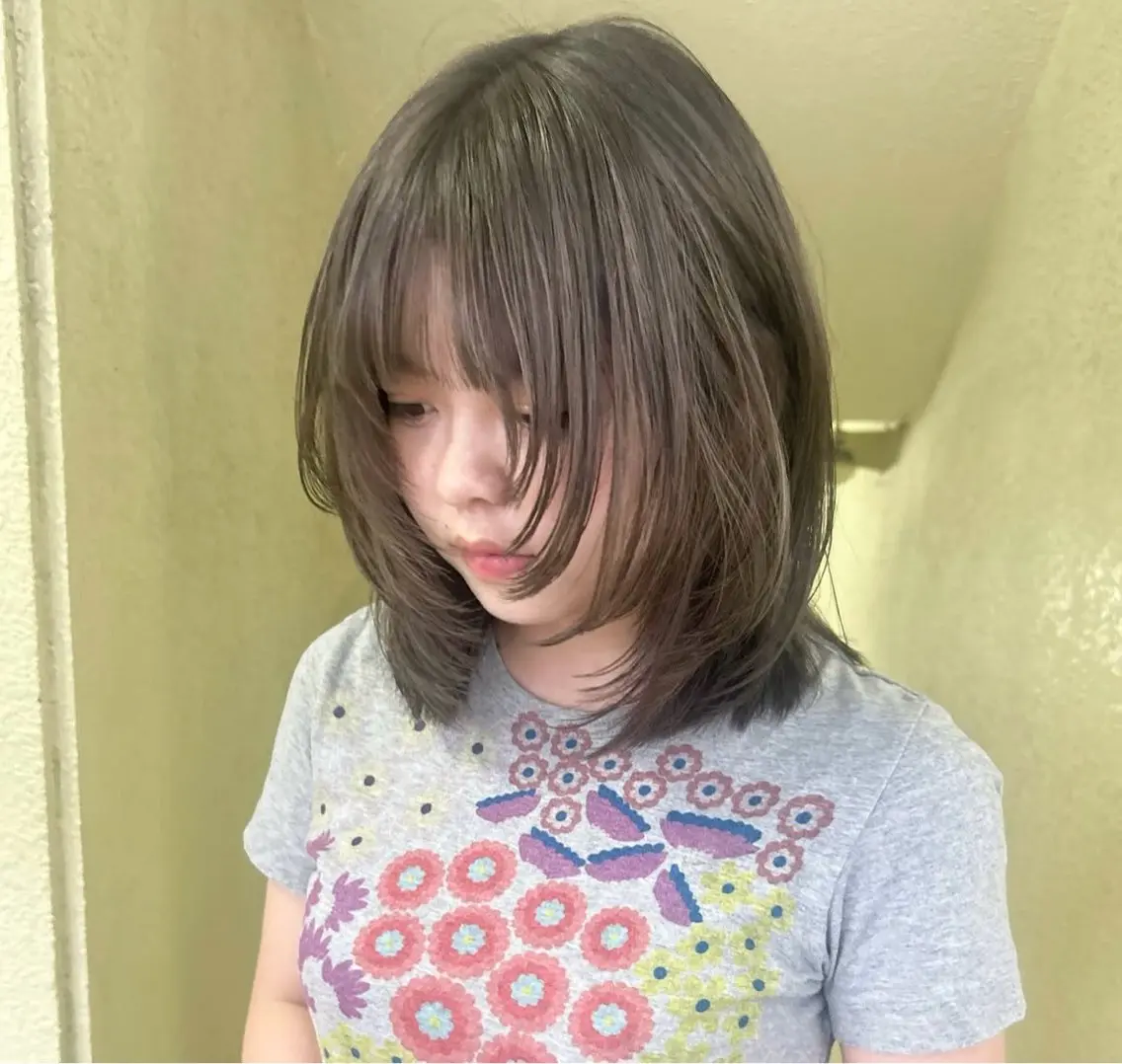 ミディアム カラー レイヤーカット カット ヘアカラー トリートメント レイヤーカット/ 透明感ベージュ　モカのヘアスタイル