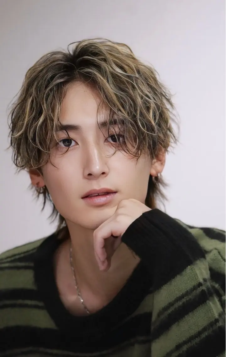 セミロング カラー パーマ ヘアアレンジ メンズ メンズハイライト メンズパーマ ツイストスパイラルパーマ セミロングパーマ ハイライトカラー ヘアカラー 林 聖哉のヘアスタイル