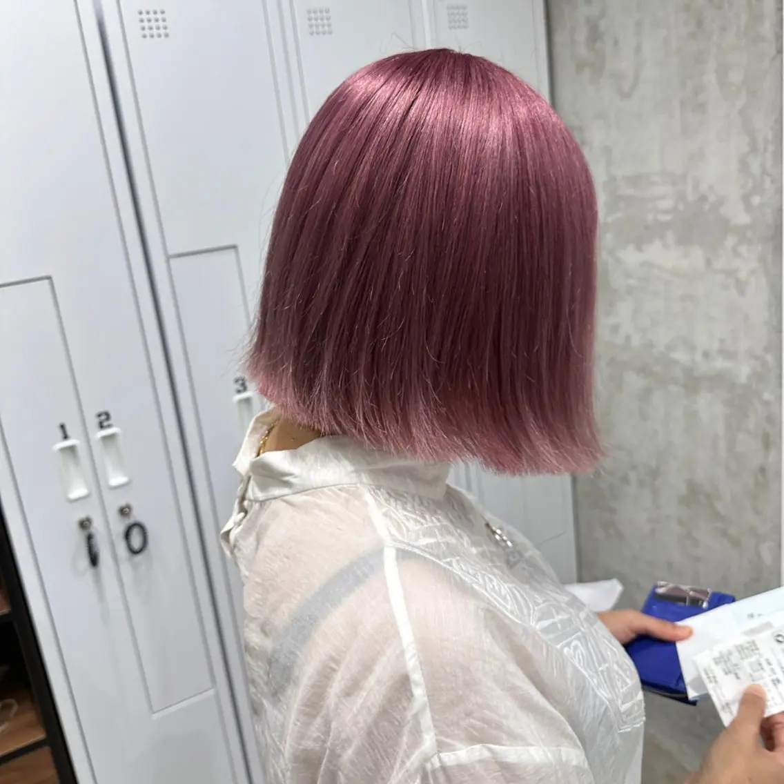 ミディアム ボブ 外ハネヘア ホワイトブロンド RIKUTOのヘアスタイル