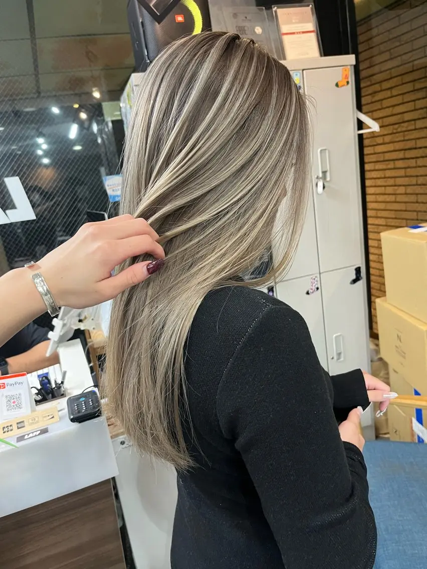 ロング カラー バレイヤージュ ベージュカラー ホワイトベージュ レイヤーカット ヘアカラー LAFF きよののヘアスタイル