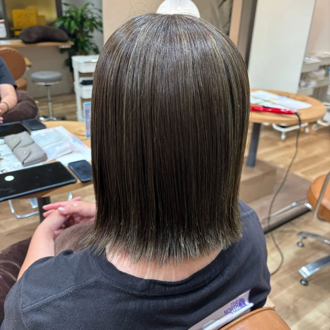 ミディアム カラー 切りっぱなしボブ ベージュカラー ハイライトカラー オリーブベージュ ボブ 小西 七菜子のヘアスタイル