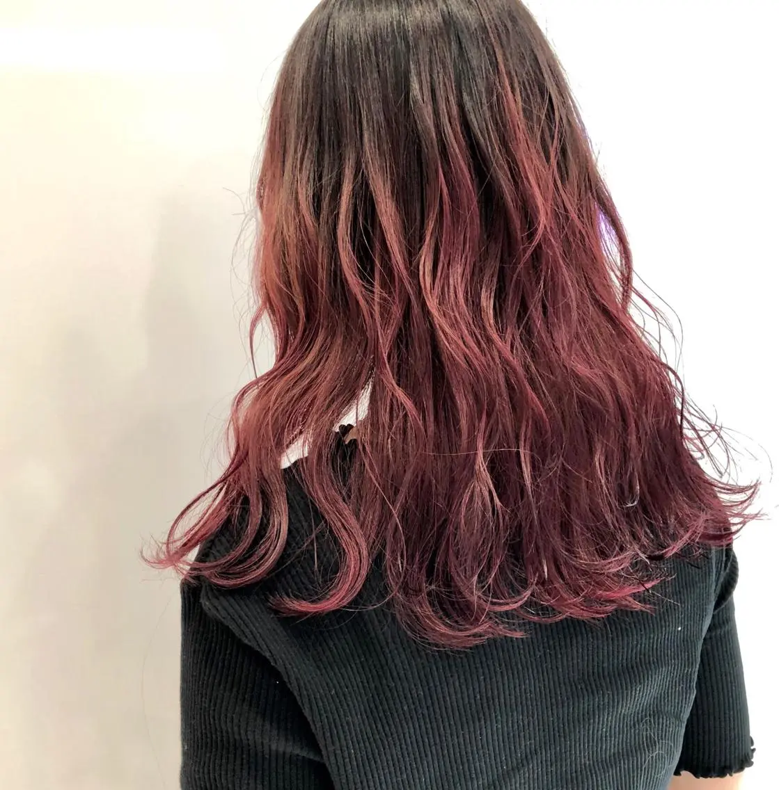 ロング カラー グラデーションカラー レッドカラー ヘアカラー 相川 愛実のヘアスタイル
