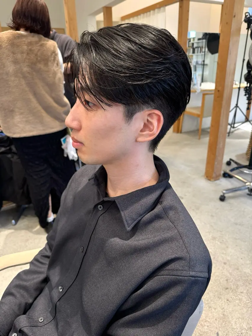 ショート パーマ メンズ センターパート カルマパーマ メンズ韓国風 メンズパーマ 韓国風ヘア 服部 雄輝のヘアスタイル