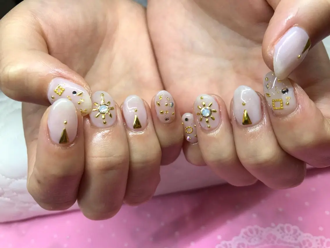 ネイル カジュアル ホワイト ガール ネイルサロンのネイルデザイン