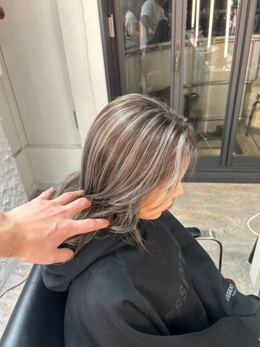ミディアム カラー ベージュカラー カット ヘアカラー トリートメント レイヤーカット BLend 渋谷のヘアスタイル