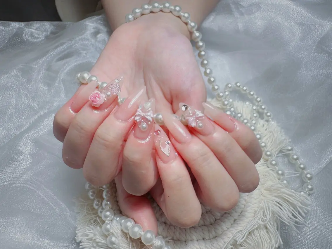 ネイル フラッシュネイル フレンチネイル グラデーション キラキラネイル 韓国ネイル ハンドネイル nyunn nailのネイルデザイン