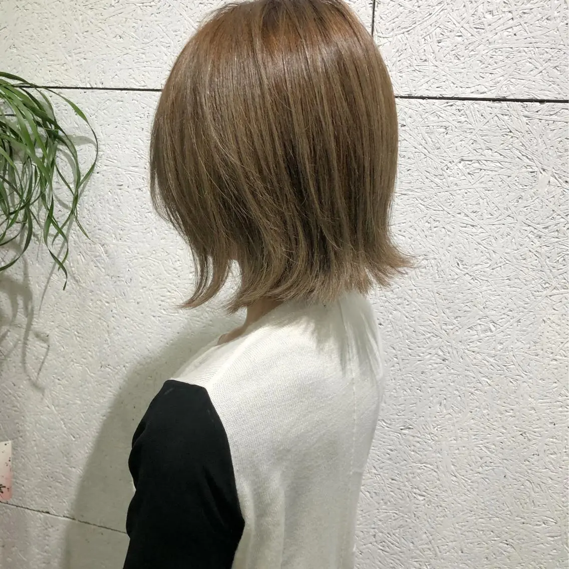 ショート カラー ネイル ベージュカラー ボブ 外ハネヘア 中山 天地のヘアスタイル