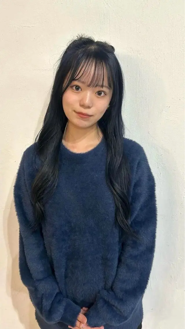 ロング カラー 黒髪 ブルーカラー ブルーブラック ヘアカラー 安井 楓琳のヘアスタイル