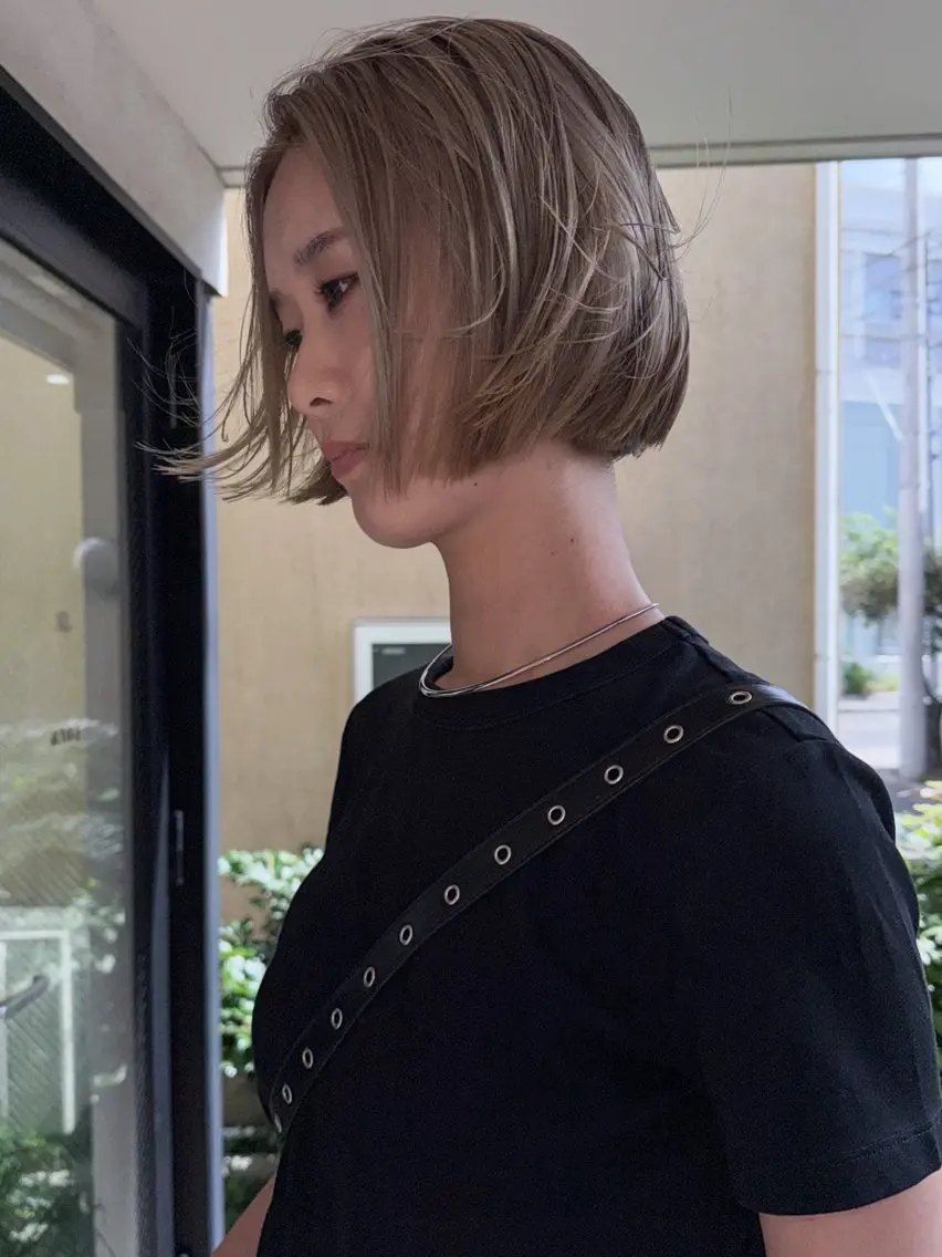 ショート カラー ベージュカラー ブリーチ ハイトーンカラー ホワイトベージュ ボブ ヘアカラー イシイ モエカのヘアスタイル