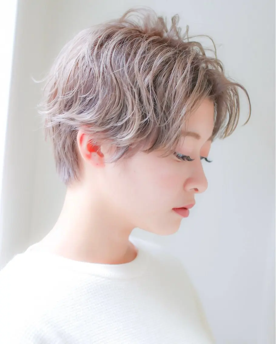 ショート カラー パーマ ベージュカラー ハイトーンカラー ハイトーンベージュ ショートヘア カット ヘアカラー トリートメント Lond re Maison.原宿のヘアスタイル