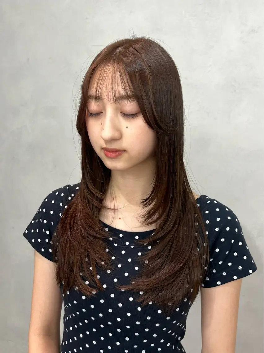 ロング カラー グレージュ レイヤーカット ロング カット ヘアカラー トリートメント 小森聖奈 韓国風レイヤーカットのヘアスタイル