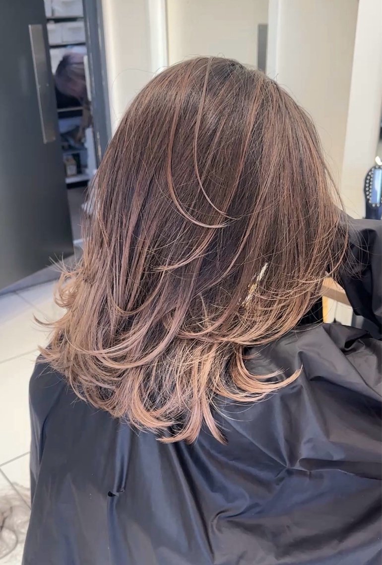 ミディアム カラー レイヤーカット レイヤーカット 白髪ぼかし/KURAのヘアスタイル