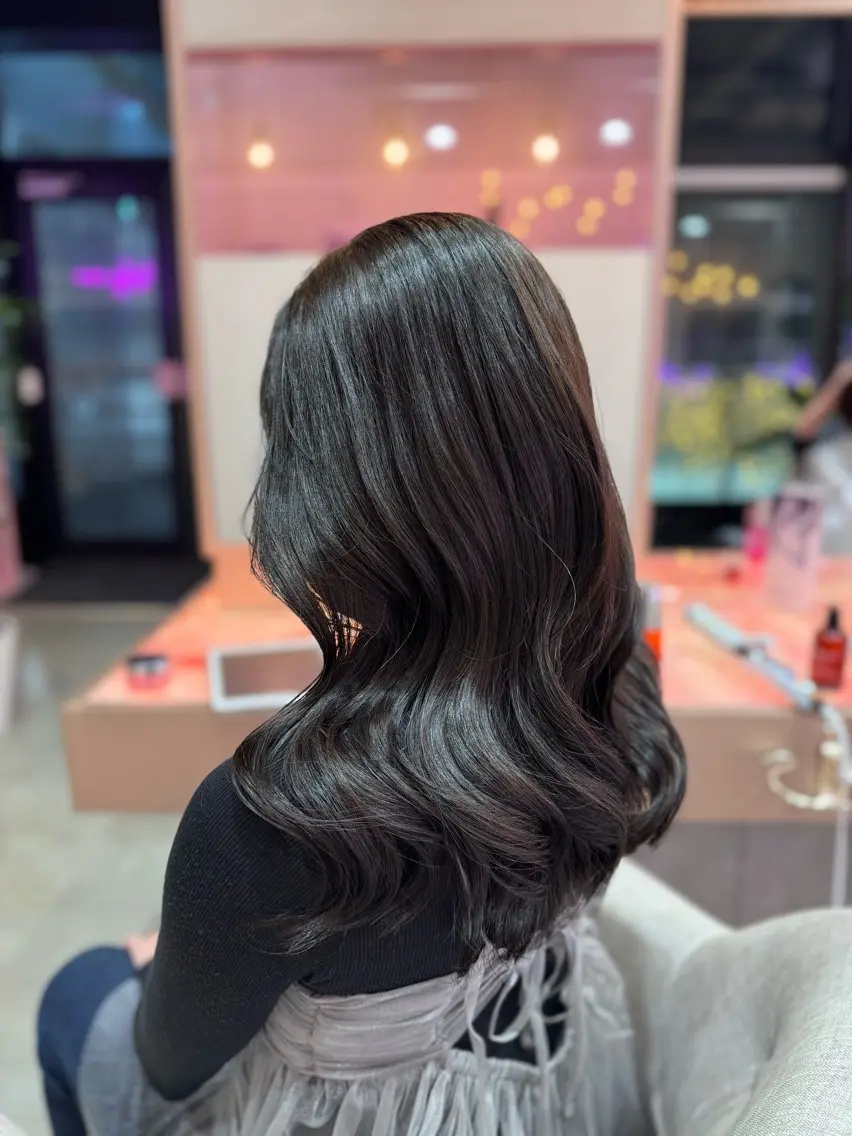セミロング 艶カラー✨レイヤー 𝐚𝐲𝐚𝐤𝐚のヘアスタイル