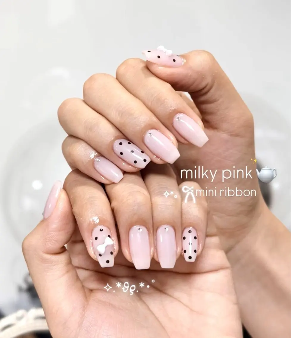 ネイル ドット リボン シンプルネイル ハンドネイル Blanche Ayaのネイルデザイン