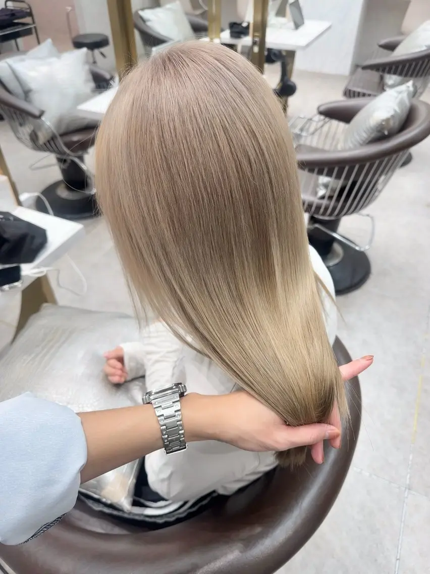 ロング カラー ヘアカラー トリートメント tomoya 透明感のグレージュのヘアスタイル