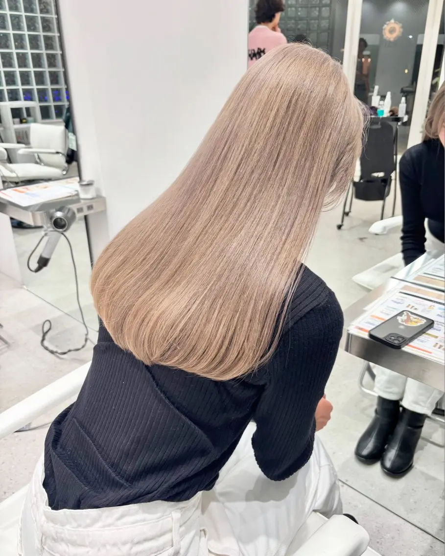 ロング カラー ベージュカラー ホワイトベージュ iLi 《イリ》のヘアスタイル