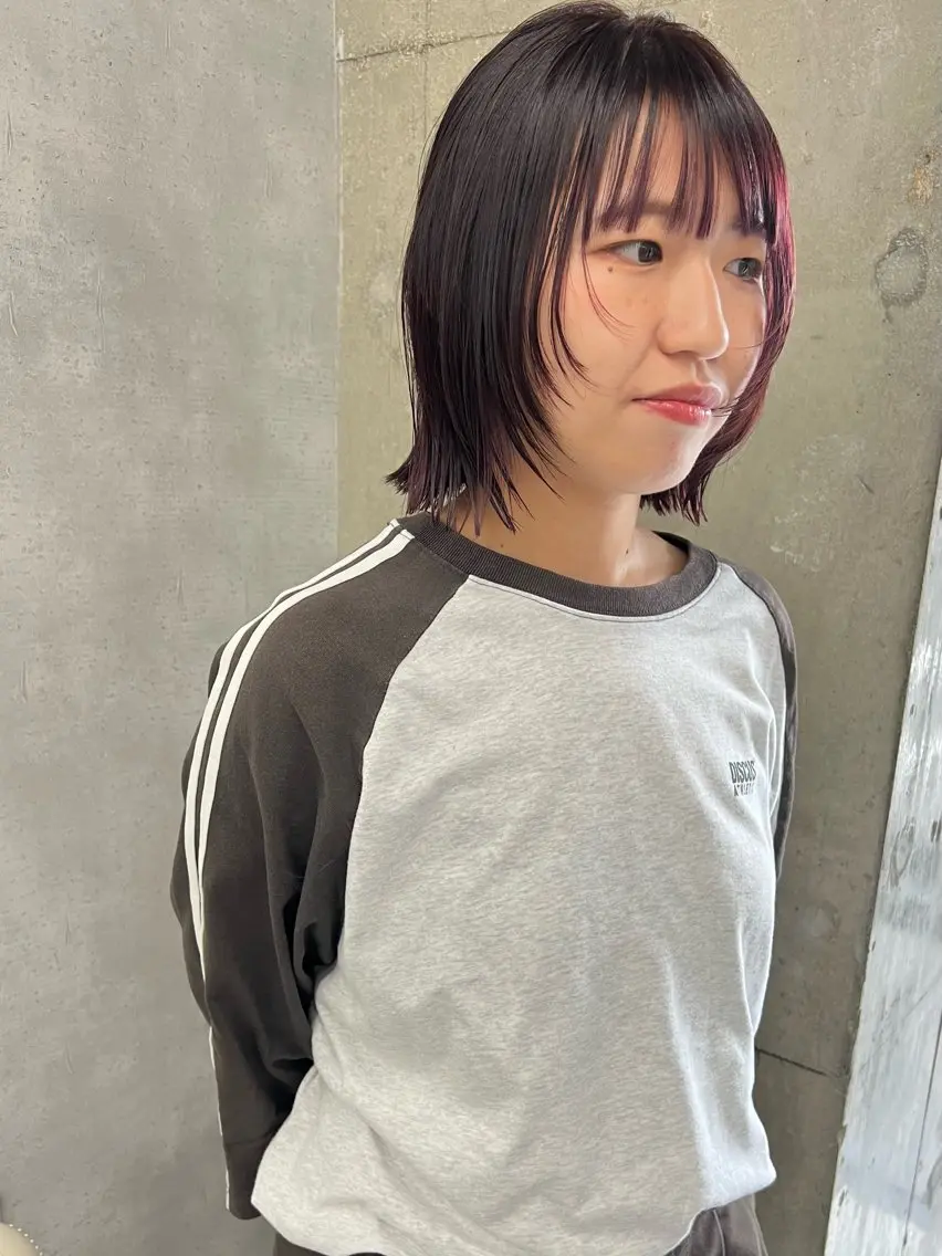 ミディアム カラー レッドカラー 顔まわりレイヤー レイヤーカット anon Loemのヘアスタイル
