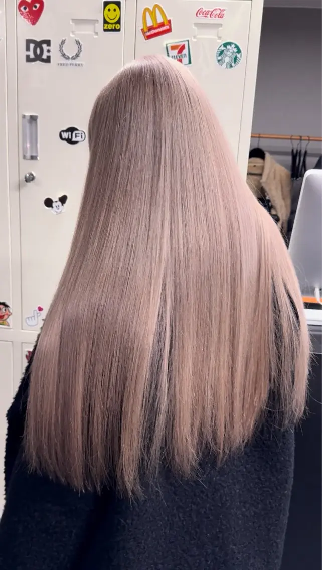 ロング カラー ヘアアレンジ ヘアカラー ホワイトカラー/ ピンクベージュにったのヘアスタイル